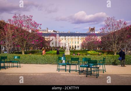 Paris, Frankreich, 2020. Februar, Blick auf den Garten des Palais-Royal mit der Statue von Adolphe Thabard, `der Charmeur de Serpent Stockfoto